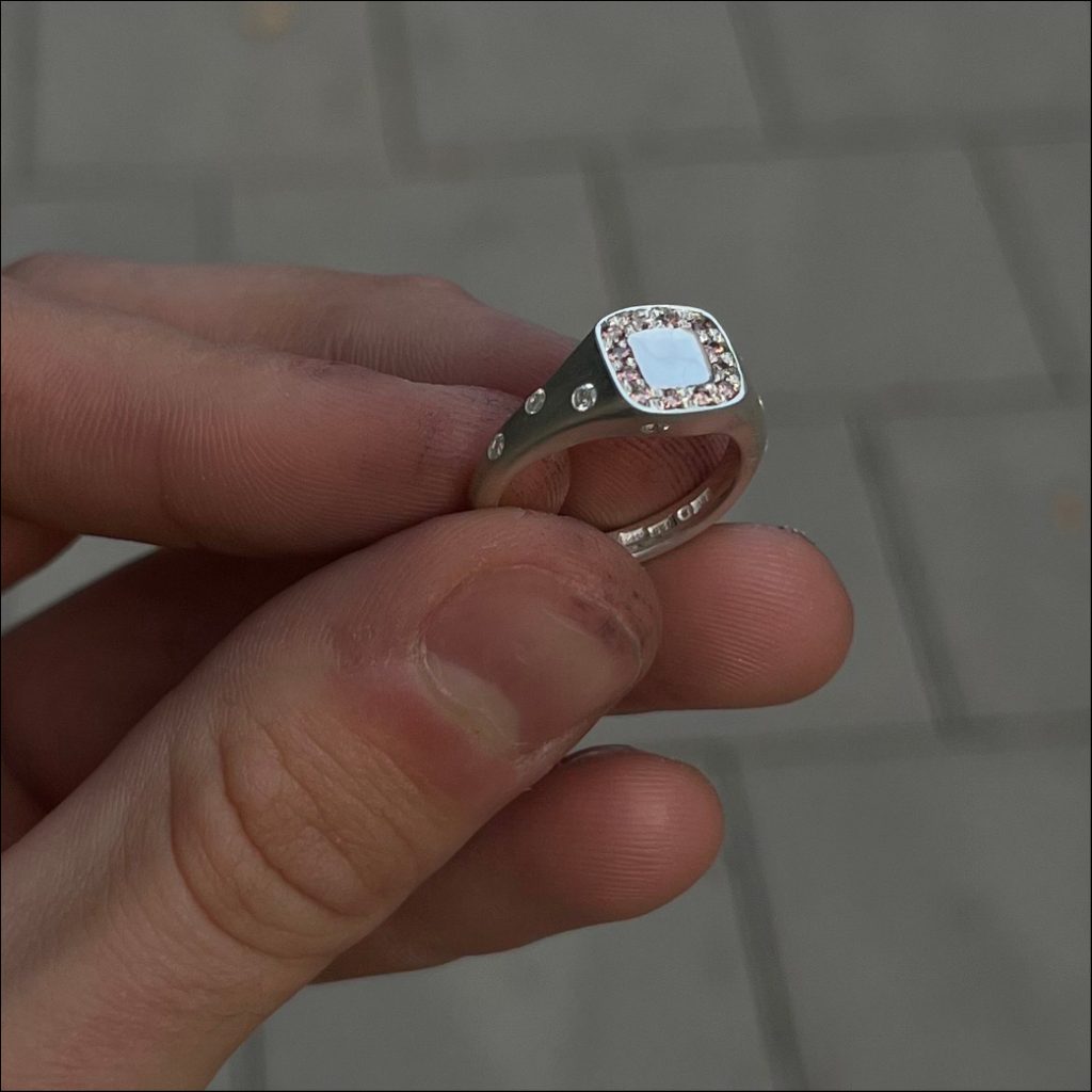 Klackring med diamanter