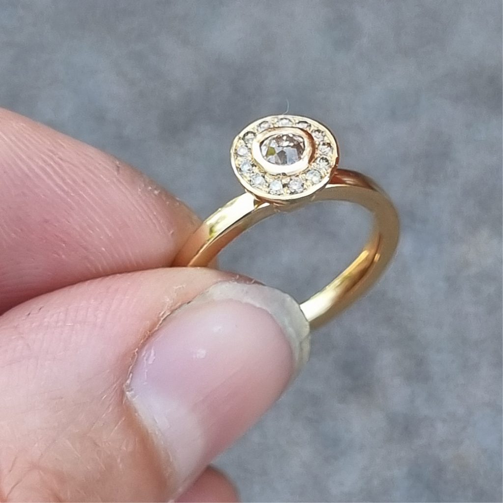 En ring av Linn Osgood, Linnolivia Jewellery & Art